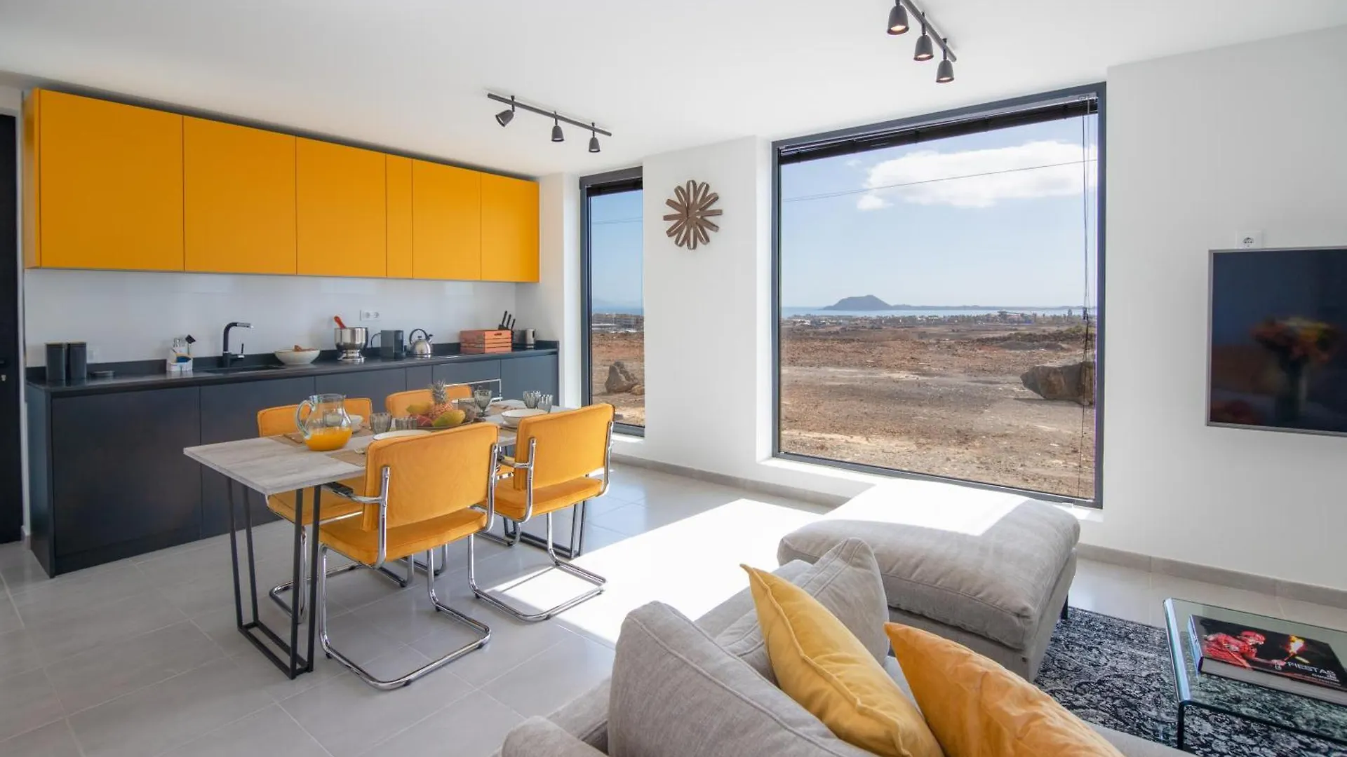 Cascasas The Yellow Apartment location