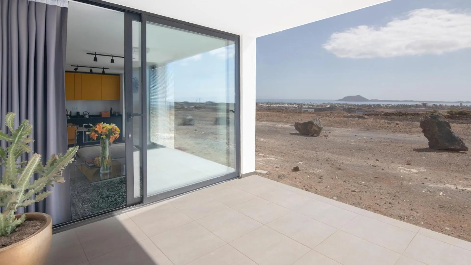 Cascasas The Yellow Apartment La Oliva