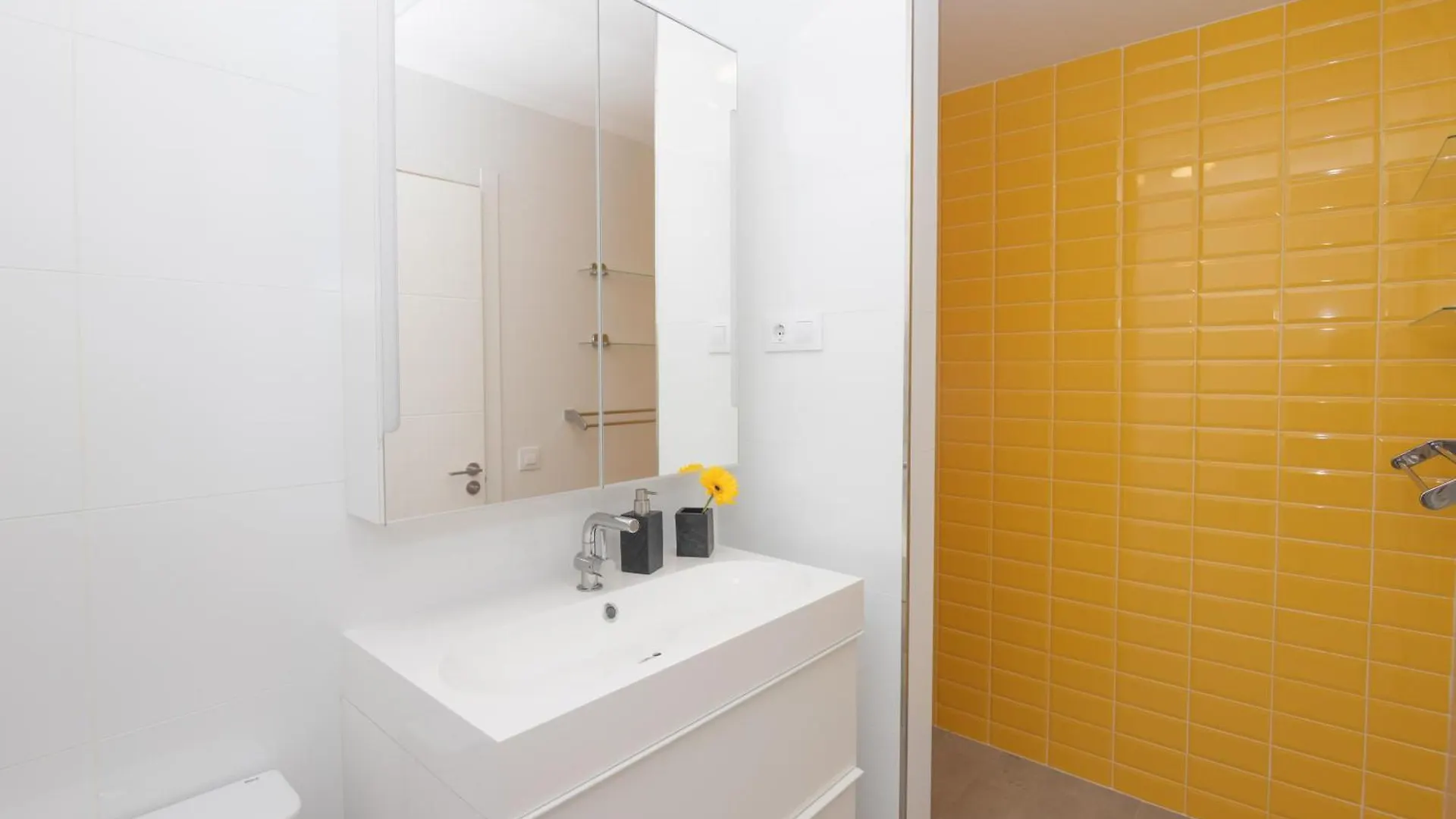 Cascasas The Yellow Apartment La Oliva