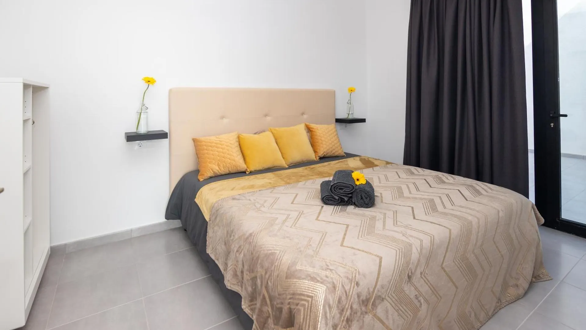Cascasas The Yellow Apartment La Oliva Spanje
