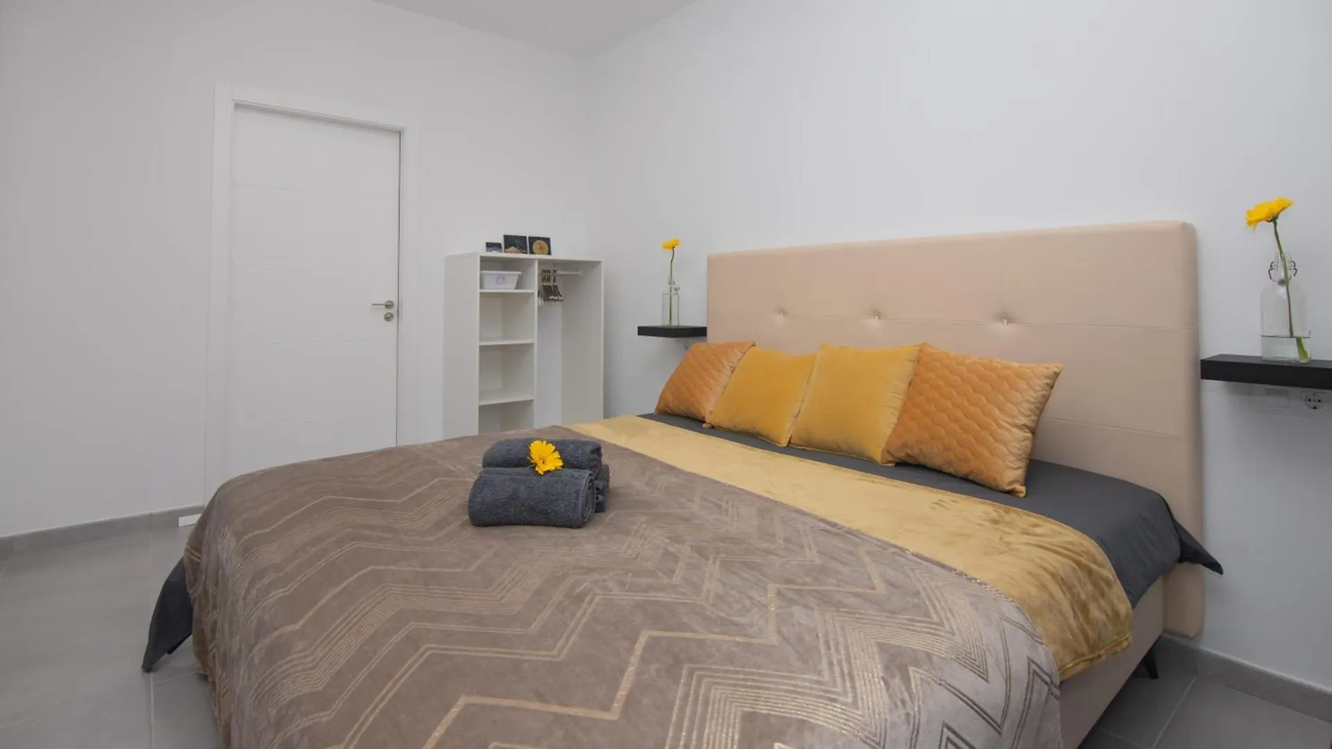 Cascasas The Yellow Apartment La Oliva 0*,  Spanje